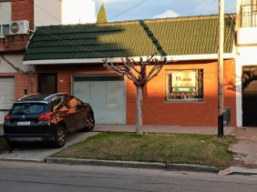 VENDO LINDA CASA. GARAJE. JARDÍN.