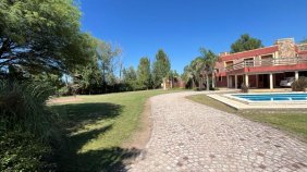 Se vende casa de categoría de 2 plantas en Bell Ville, Córdoba.