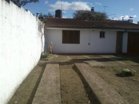 Chalet en ALQUILER con un Dormitorio sobre calle de tierra en Glew